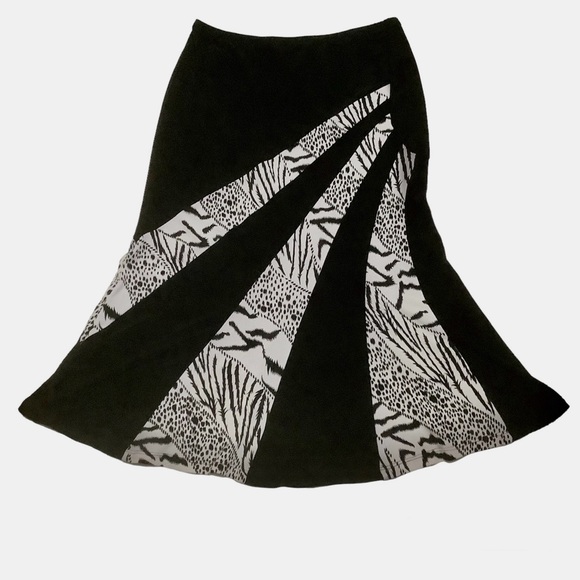 NUEVA BLAK AND WHITE ELASTIC SKIRT/ Size 8 - Picture 2 of 9